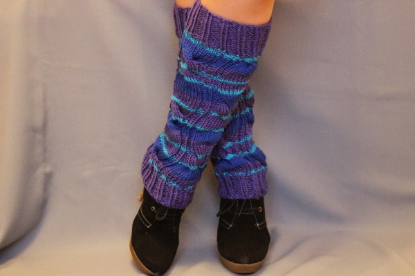 Beinwärmer mit Stricknadeln für Mädchen, Damen. Wie man strickt, Diagramm, Foto mit Beschreibung