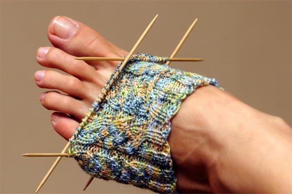 Beinwärmer mit Stricknadeln für Mädchen, Damen. Wie man strickt, Diagramm, Foto mit Beschreibung