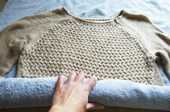 So dehnen Sie einen Wollpullover nach dem Waschen