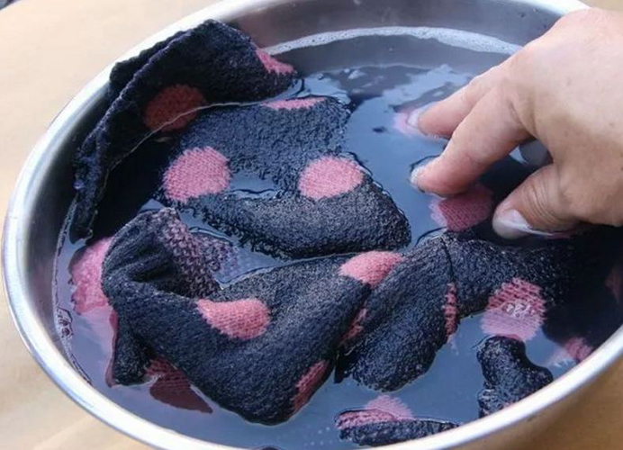 So dehnen Sie einen Wollpullover nach dem Waschen
