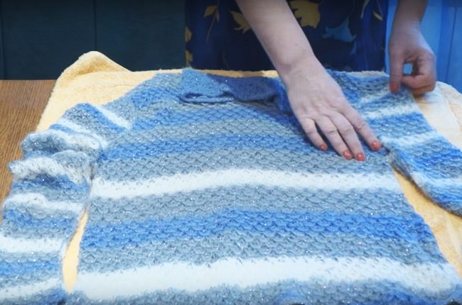 So dehnen Sie einen Wollpullover nach dem Waschen