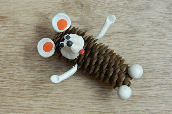Maus aus einem Tannenzapfen und Plastilin. Weihnachtsbaum basteln