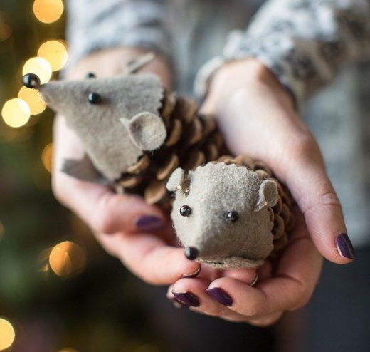Maus aus einem Tannenzapfen und Plastilin. Weihnachtsbaum basteln