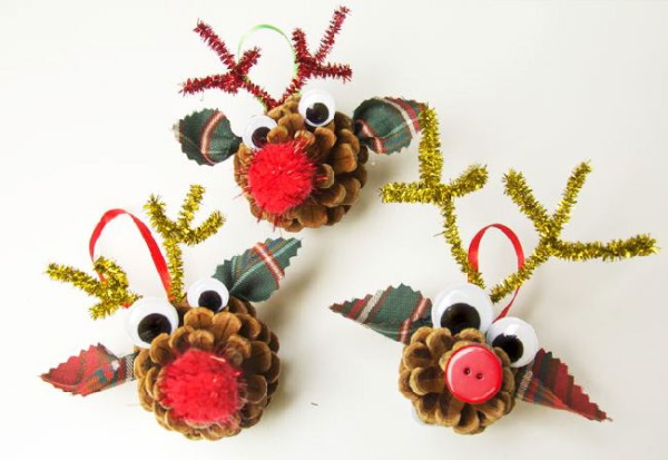 Maus aus einem Tannenzapfen und Plastilin. Weihnachtsbaum basteln