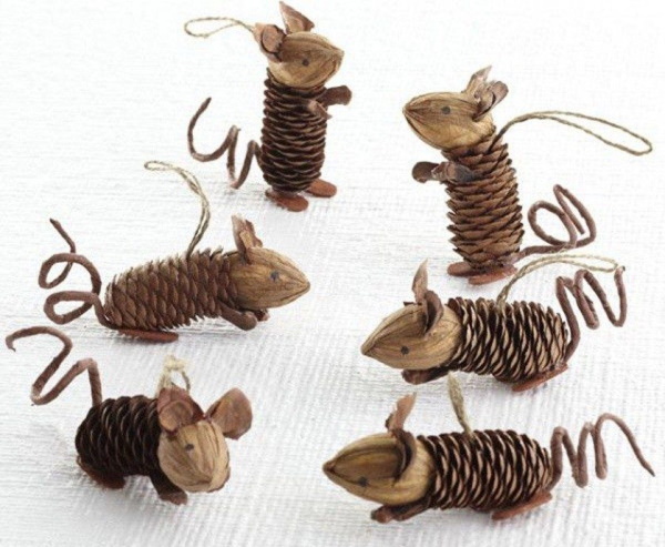 Maus aus einem Tannenzapfen und Plastilin. Weihnachtsbaum basteln