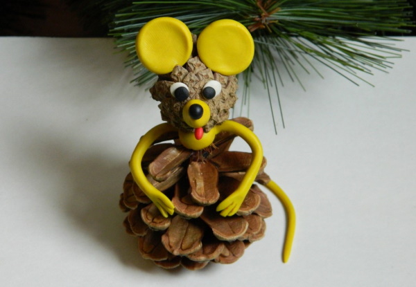 Maus aus einem Tannenzapfen und Plastilin. Weihnachtsbaum basteln