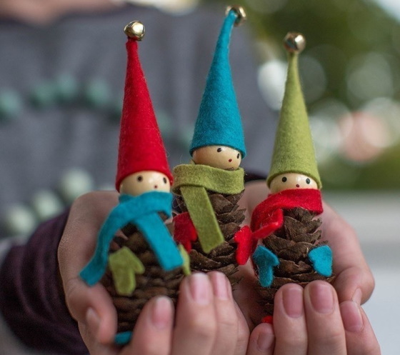 Maus aus einem Tannenzapfen und Plastilin. Weihnachtsbaum basteln