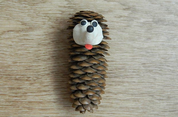 Maus aus einem Tannenzapfen und Plastilin. Weihnachtsbaum basteln