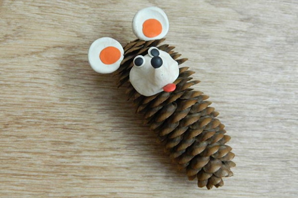 Maus aus einem Tannenzapfen und Plastilin. Weihnachtsbaum basteln