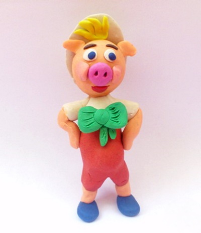 So basteln Sie mit Ihren eigenen Händen ein Plastilinschwein für Kinder. Foto