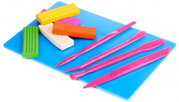 So basteln Sie mit Ihren eigenen Händen ein Plastilinschwein für Kinder. Foto