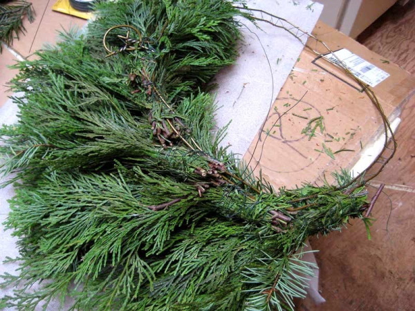 Wie man mit eigenen Händen einen Kranz aus Zweigen webt, einen Herbst-, Neujahrs- und Weihnachtskranz macht