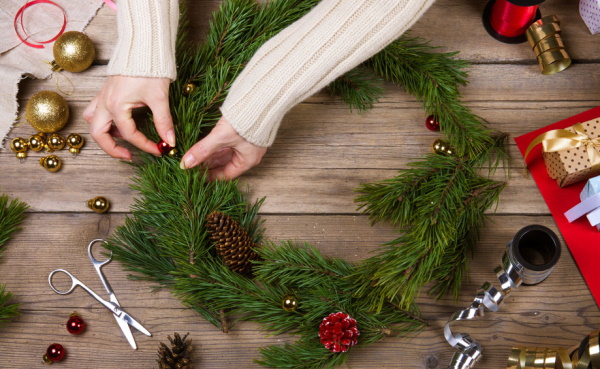 Wie man mit eigenen Händen einen Kranz aus Zweigen webt, einen Herbst-, Neujahrs- und Weihnachtskranz macht
