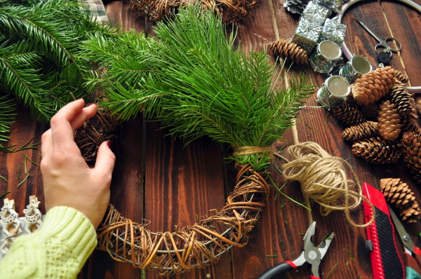 Wie man mit eigenen Händen einen Kranz aus Zweigen webt, einen Herbst-, Neujahrs- und Weihnachtskranz macht