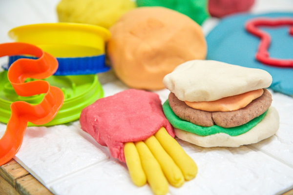 Wie man zu Hause Luftplastilin herstellt