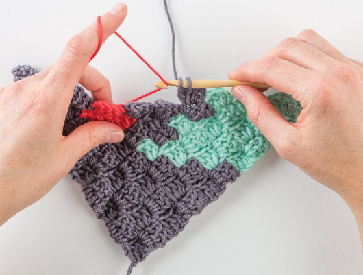 Häkelschal. Strickanleitungen aus der Ecke, Neuheiten 2024