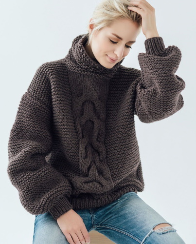 Stricken Sie mit Stricknadeln einen voluminösen Pullover für ein Mädchen. Schema und Beschreibung