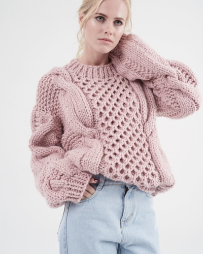 Stricken Sie mit Stricknadeln einen voluminösen Pullover für ein Mädchen. Schema und Beschreibung