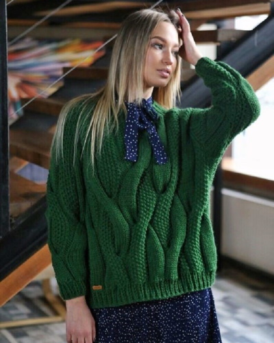 Stricken Sie mit Stricknadeln einen voluminösen Pullover für ein Mädchen. Schema und Beschreibung