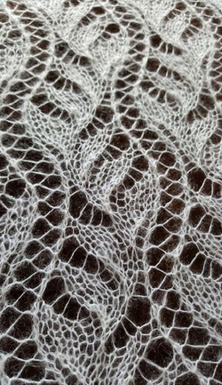 Mit Stricknadeln gestrickter Mohairschal. Schema und Beschreibung für Anfänger