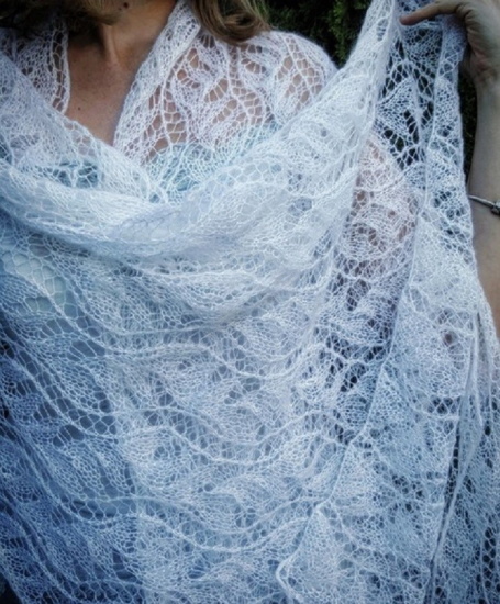 Mit Stricknadeln gestrickter Mohairschal. Schema und Beschreibung für Anfänger