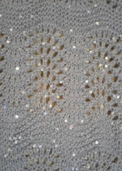Mit Stricknadeln gestrickter Mohairschal. Schema und Beschreibung für Anfänger