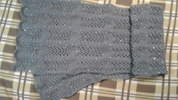Mit Stricknadeln gestrickter Mohairschal. Schema und Beschreibung für Anfänger