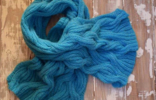 Mit Stricknadeln gestrickter Mohairschal. Schema und Beschreibung für Anfänger