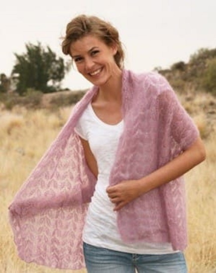 Mit Stricknadeln gestrickter Mohairschal. Schema und Beschreibung für Anfänger