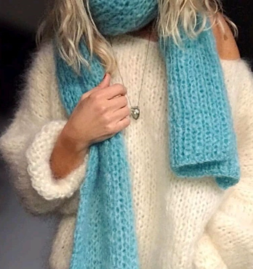 Mit Stricknadeln gestrickter Mohairschal. Schema und Beschreibung für Anfänger