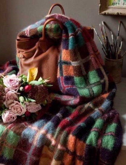 Mit Stricknadeln gestrickter Mohairschal. Schema und Beschreibung für Anfänger