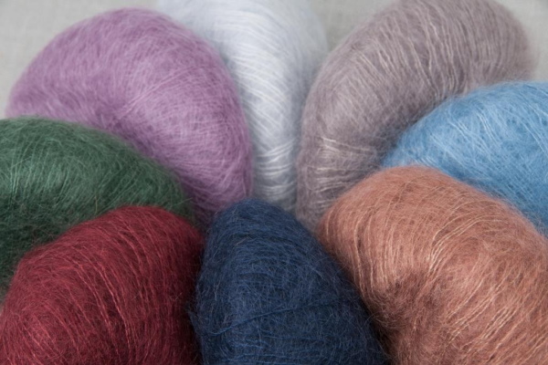 Mit Stricknadeln gestrickter Mohairschal. Schema und Beschreibung für Anfänger