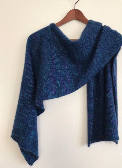 Mit Stricknadeln gestrickter Mohairschal. Schema und Beschreibung für Anfänger