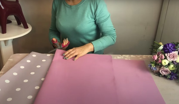 Verpackung von Sträußen aus frischen Blumen in Foamiran, Kraftpapier, Folie