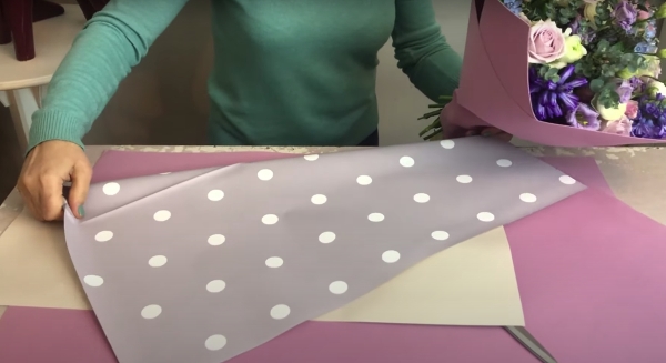 Verpackung von Sträußen aus frischen Blumen in Foamiran, Kraftpapier, Folie