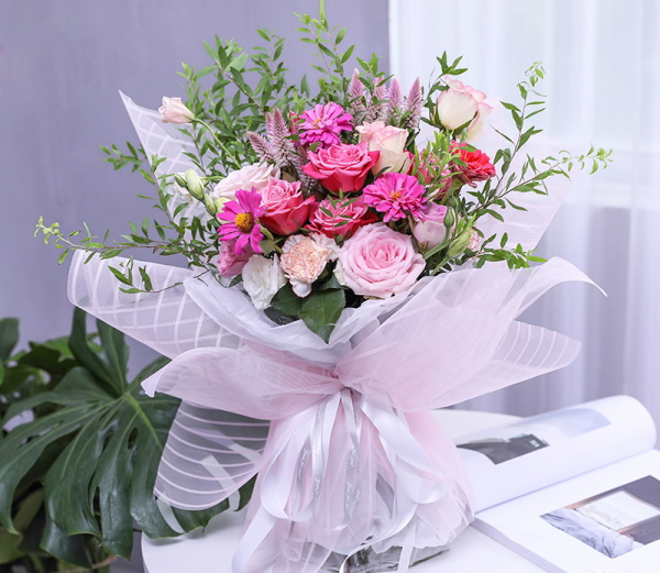 Verpackung von Sträußen aus frischen Blumen in Foamiran, Kraftpapier, Folie
