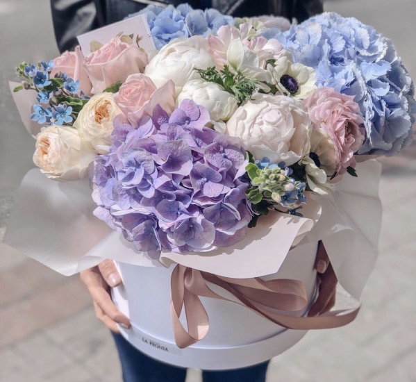 Verpackung von Sträußen aus frischen Blumen in Foamiran, Kraftpapier, Folie