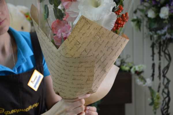Verpackung von Sträußen aus frischen Blumen in Foamiran, Kraftpapier, Folie
