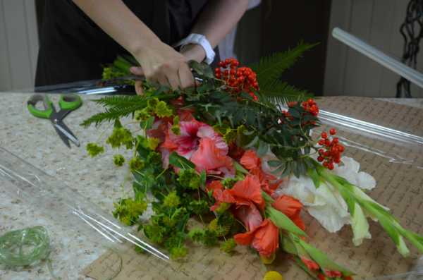 Verpackung von Sträußen aus frischen Blumen in Foamiran, Kraftpapier, Folie