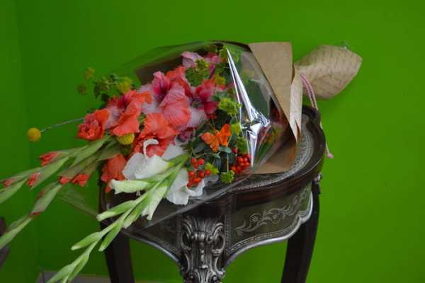 Verpackung von Sträußen aus frischen Blumen in Foamiran, Kraftpapier, Folie