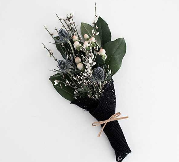 Verpackung von Sträußen aus frischen Blumen in Foamiran, Kraftpapier, Folie