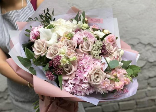 Verpackung von Sträußen aus frischen Blumen in Foamiran, Kraftpapier, Folie