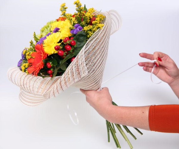 Verpackung von Sträußen aus frischen Blumen in Foamiran, Kraftpapier, Folie