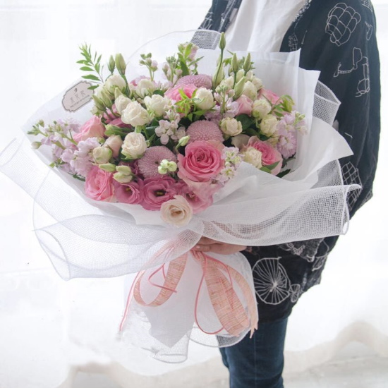 Verpackung von Sträußen aus frischen Blumen in Foamiran, Kraftpapier, Folie