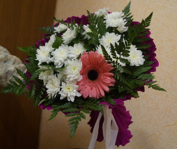 Verpackung von Sträußen aus frischen Blumen in Foamiran, Kraftpapier, Folie