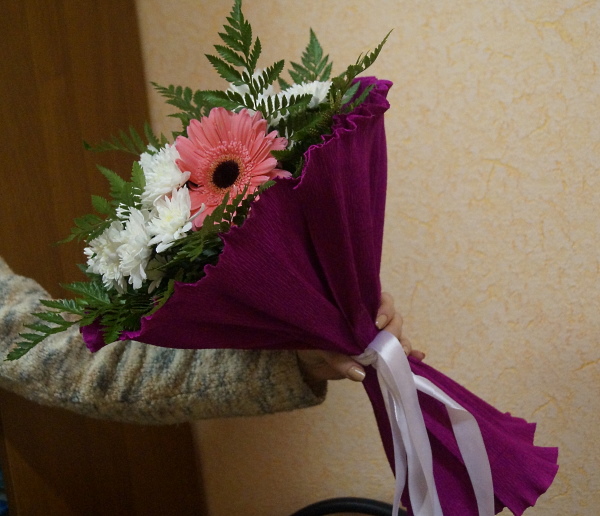 Verpackung von Sträußen aus frischen Blumen in Foamiran, Kraftpapier, Folie