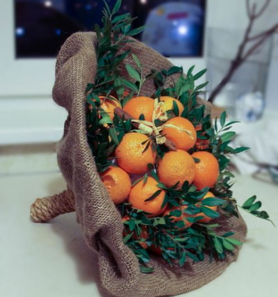 Blumenstrauß aus Mandarinen und Tannenzweigen mit eigenen Händen