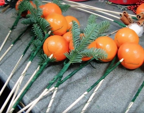 Blumenstrauß aus Mandarinen und Tannenzweigen mit eigenen Händen