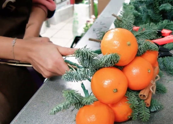 Blumenstrauß aus Mandarinen und Tannenzweigen mit eigenen Händen