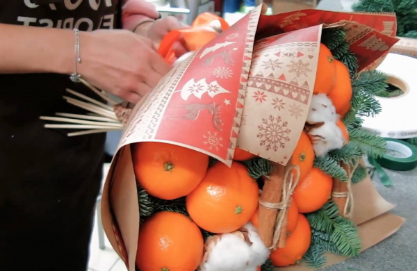 Blumenstrauß aus Mandarinen und Tannenzweigen mit eigenen Händen